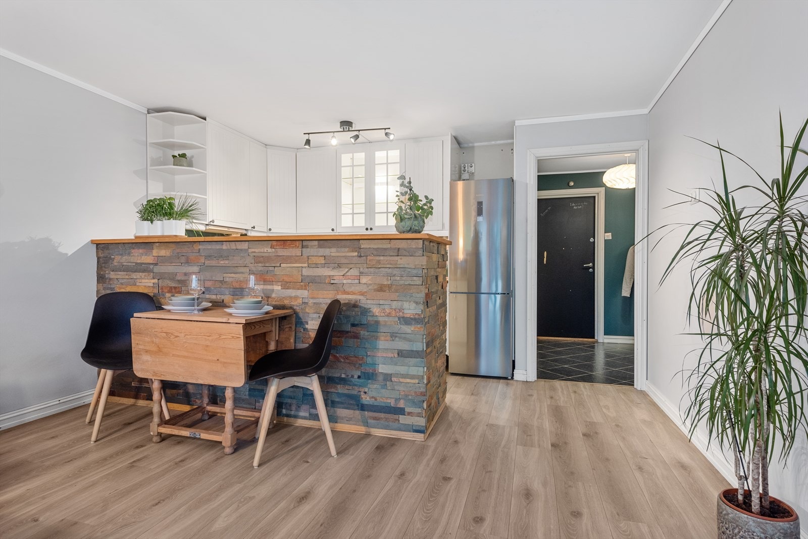 Overflater malt i 2015 og 2017. Ny 1-stav laminat i stue og kjøkken i ca. 2014 Galleribilde