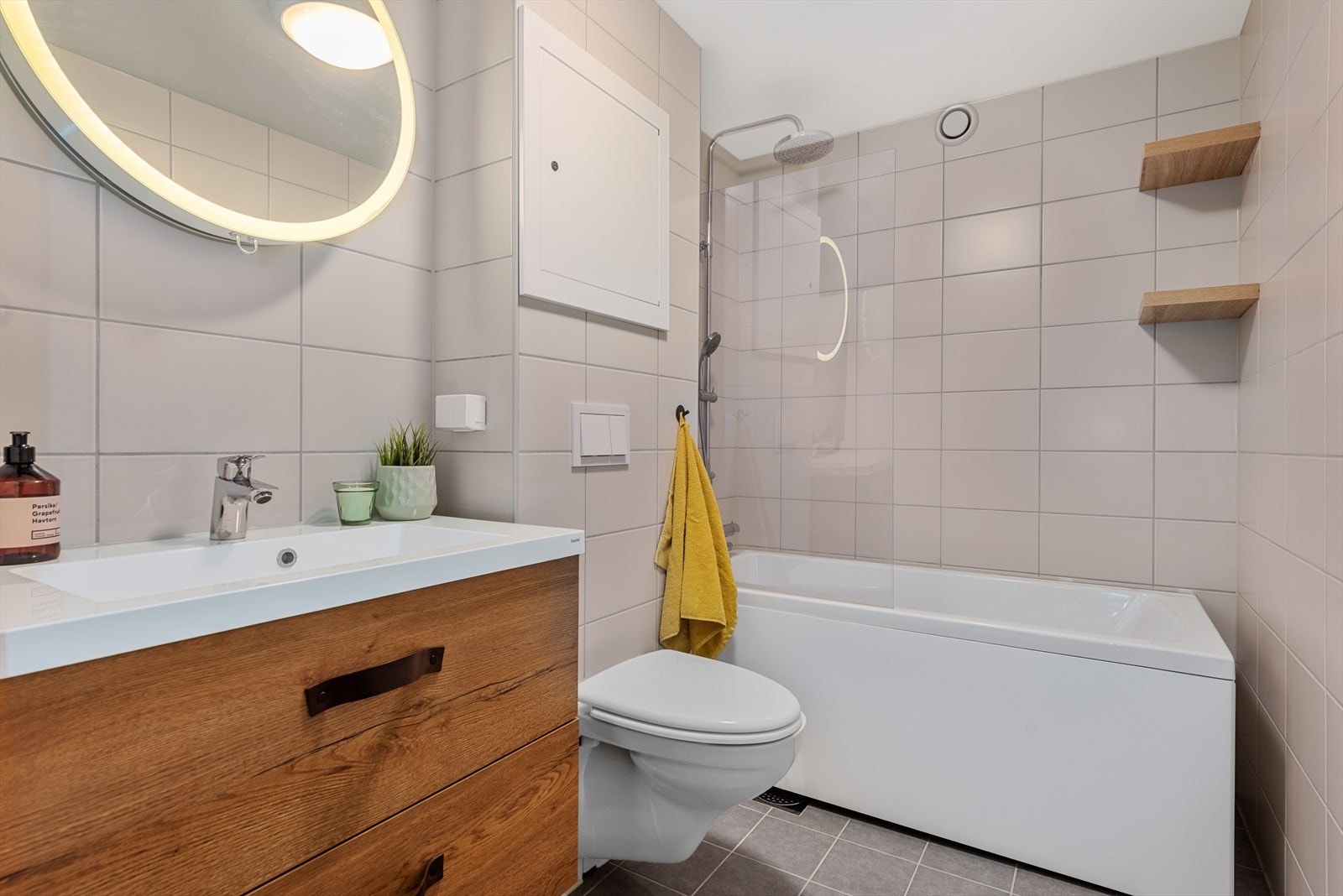 Borettslaget rehabilitert badet i 2018 med bl. a. gulv med varmekabler, sluk, rør-i-rør system, membran, fliser og innredning. Galleribilde