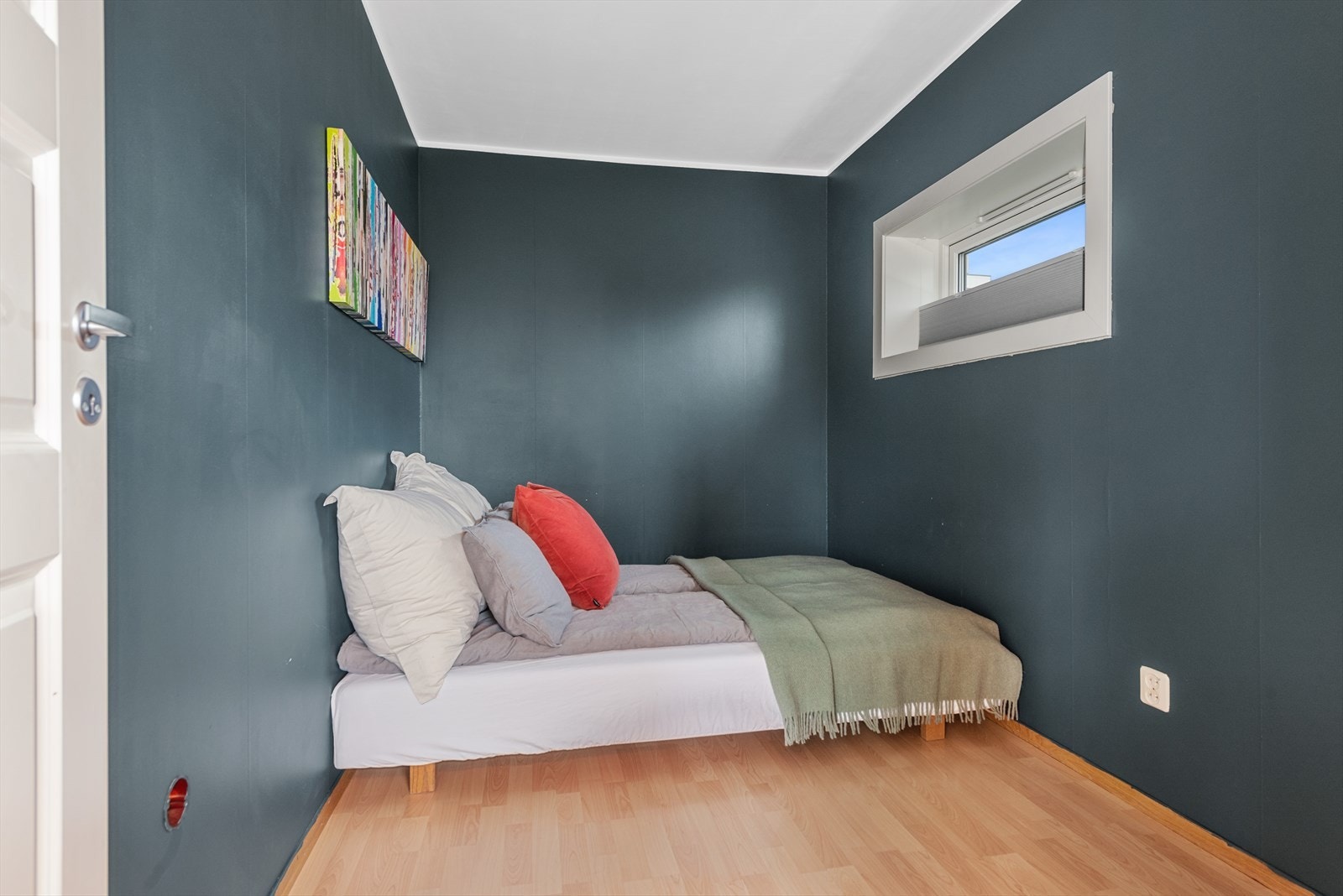 Fint soverom med plass til dobbelseng, nattbord og garderobeskap. Dette rommet kan slås sammen med allrom, hvis ønskelig Galleribilde