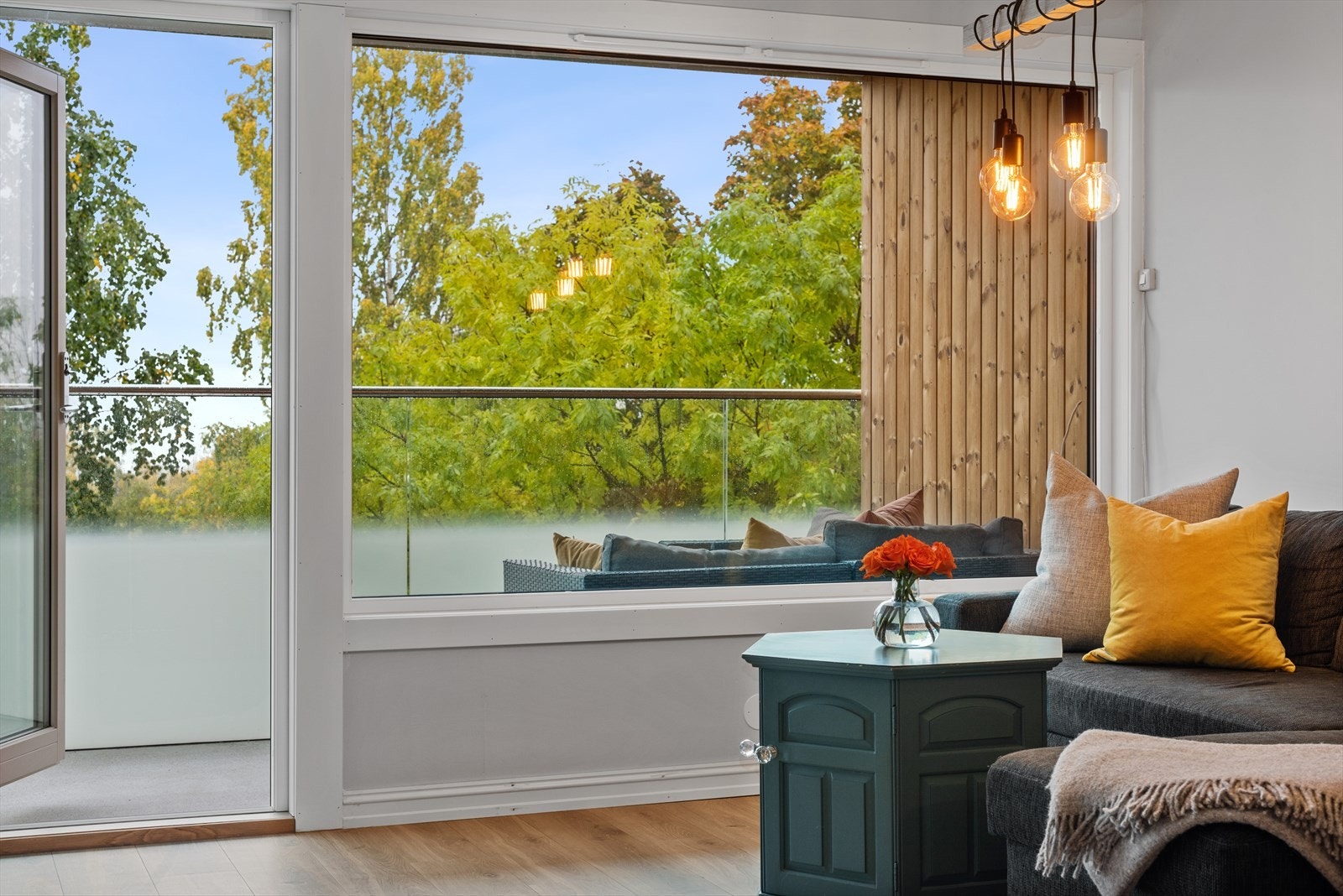 Takhøyde i stue er målt til 2,39 meter Galleribilde