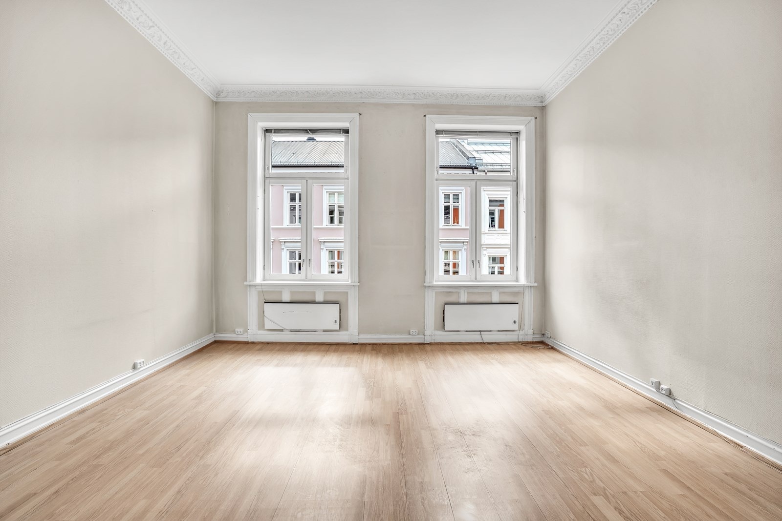 Stuen har store vindusflater som slipper inn rikelig med naturlig lys. Galleribilde