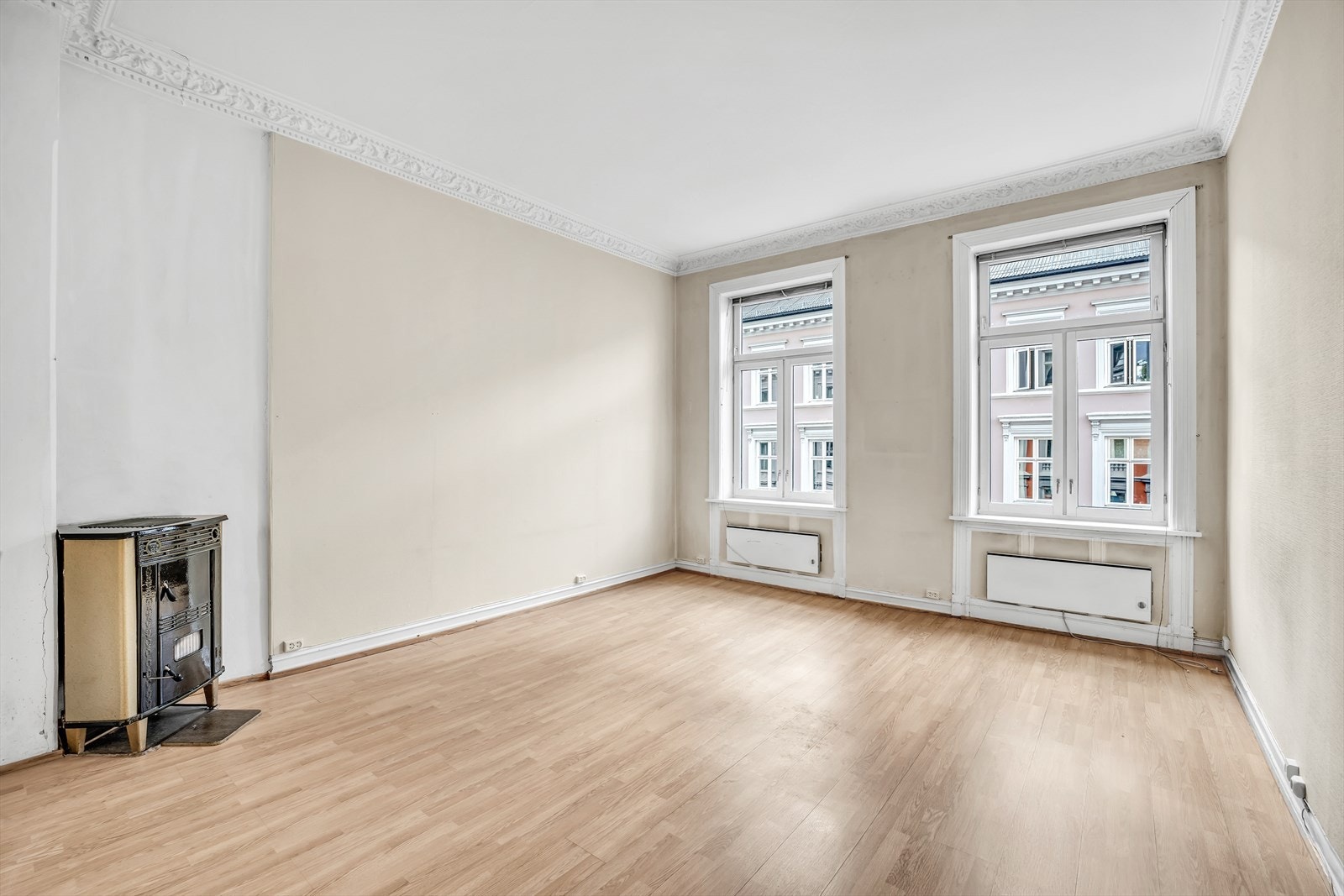 Stor stue med peis og generøse vindusflater. Galleribilde