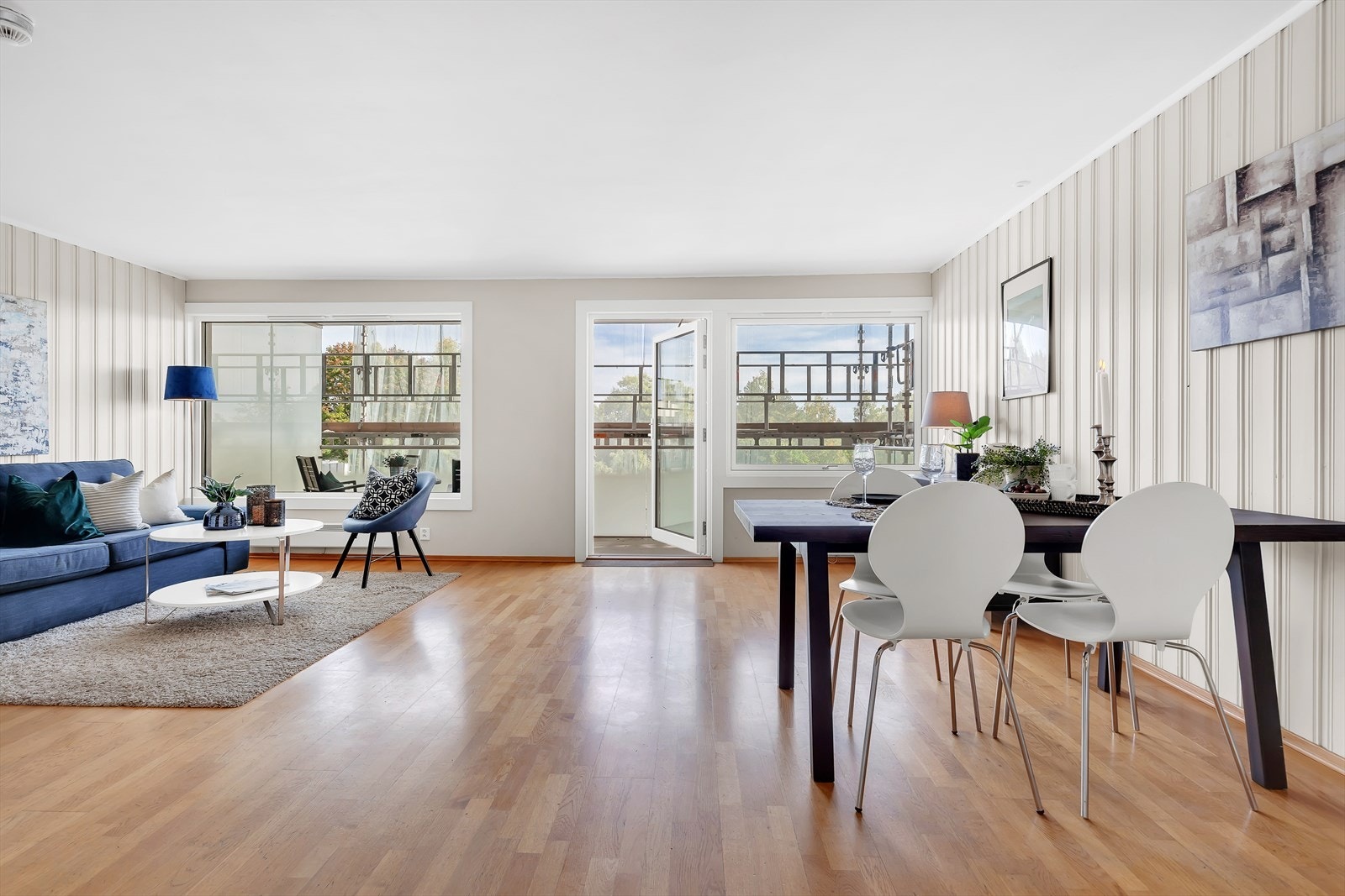 I stuen er det store vindusoverflater som gir gode mengder med innslipp av naturlig dagslys. Galleribilde