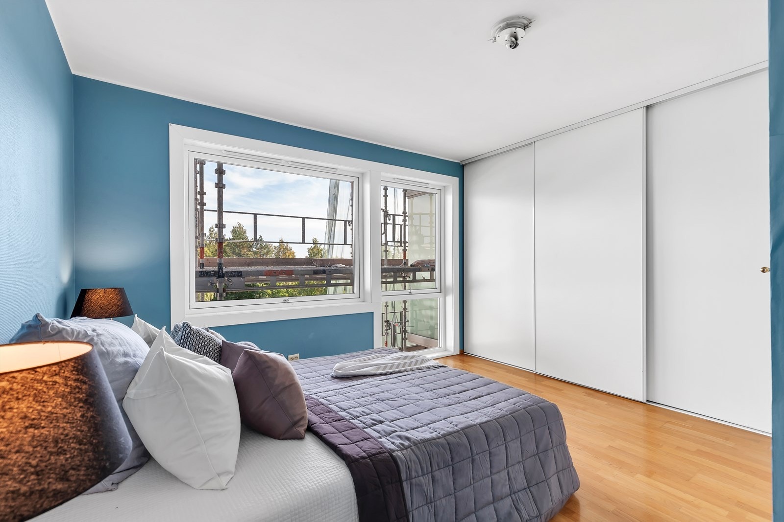 Store vindusflater som skaper en luftig og fin atmosfære Galleribilde