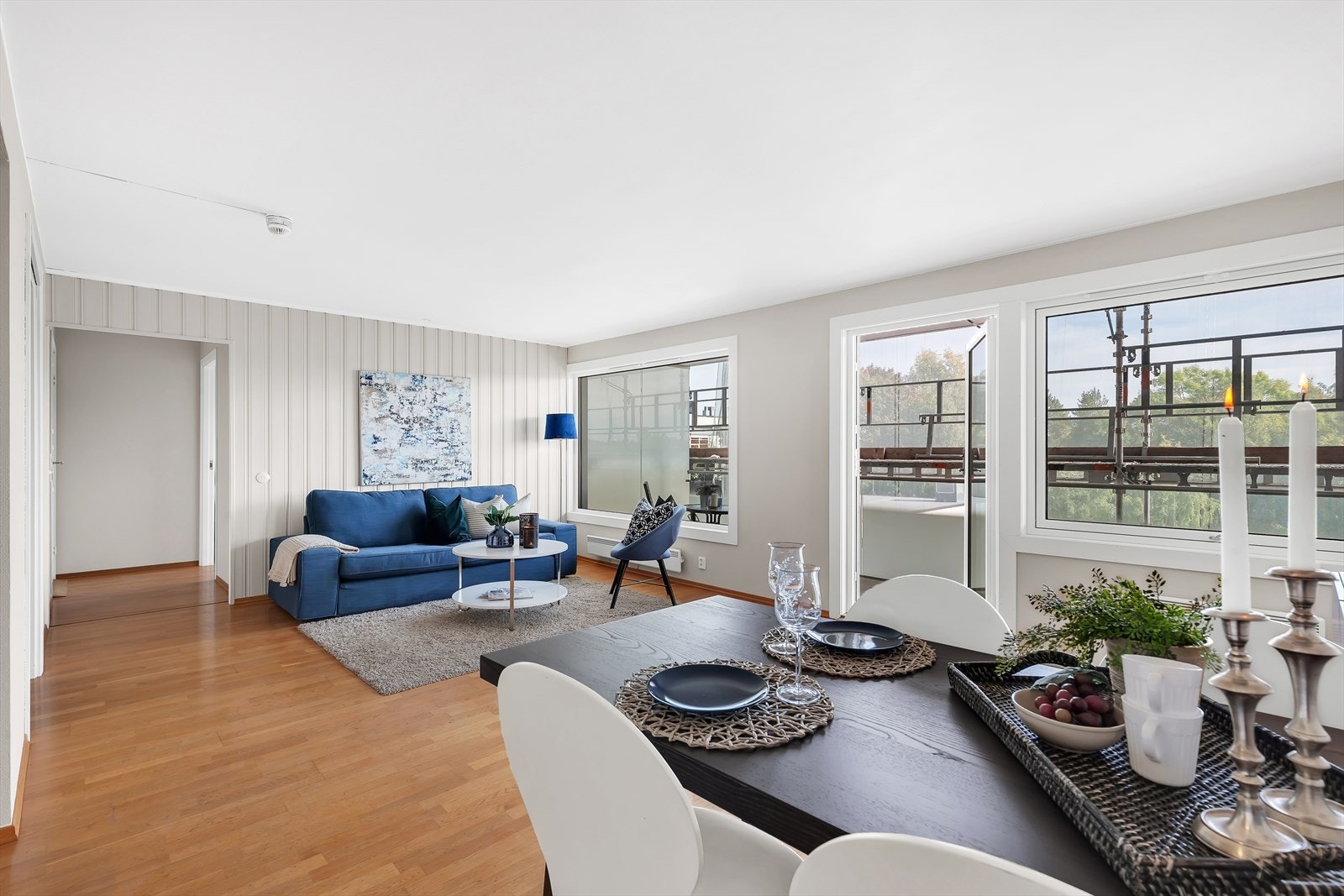 I stuen er det flere møbleringsmuligheter med plass til koselig spisebord, hjørnesofa og TV-møblement Galleribilde