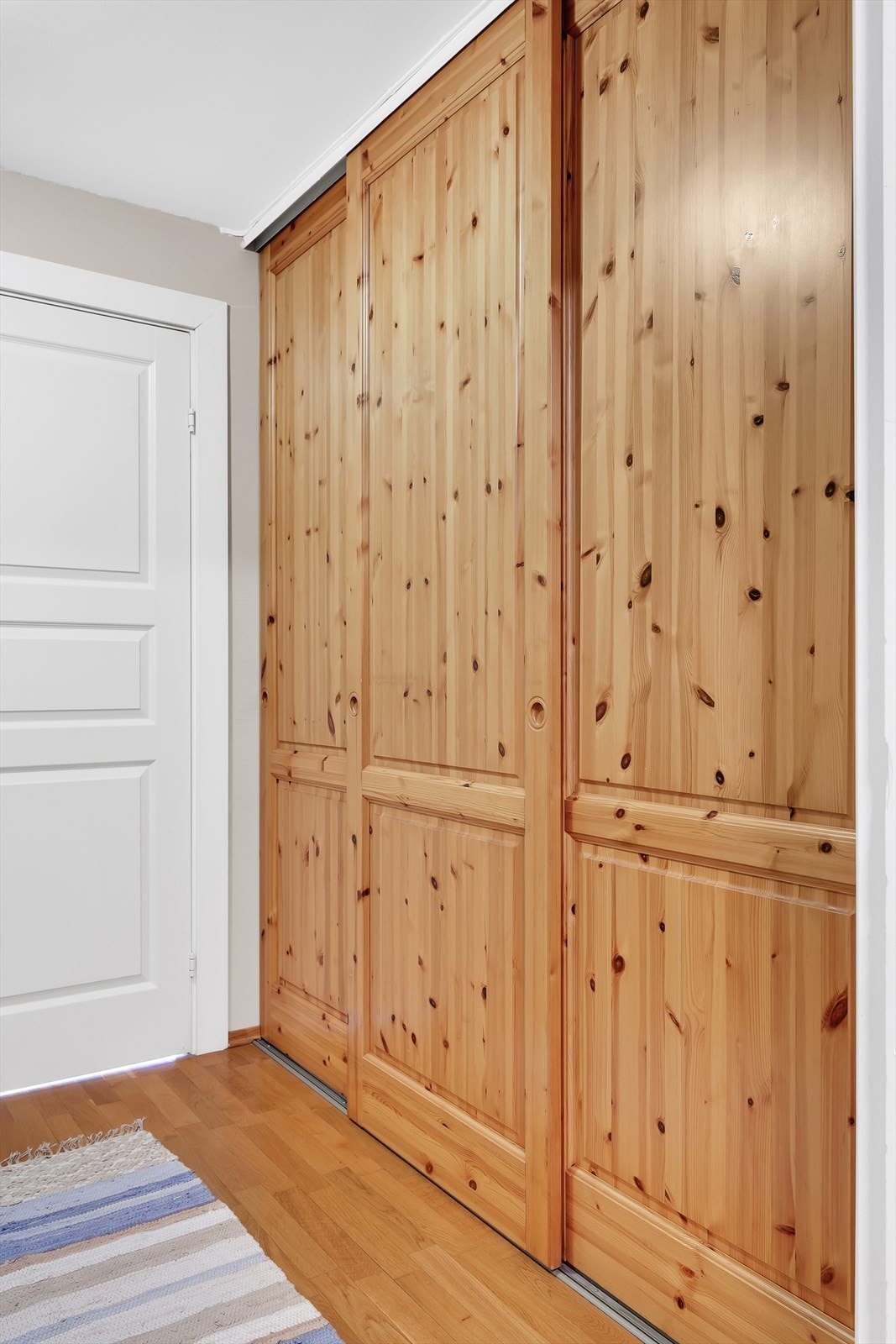 Skyvedørsgarderobe i entrè Galleribilde