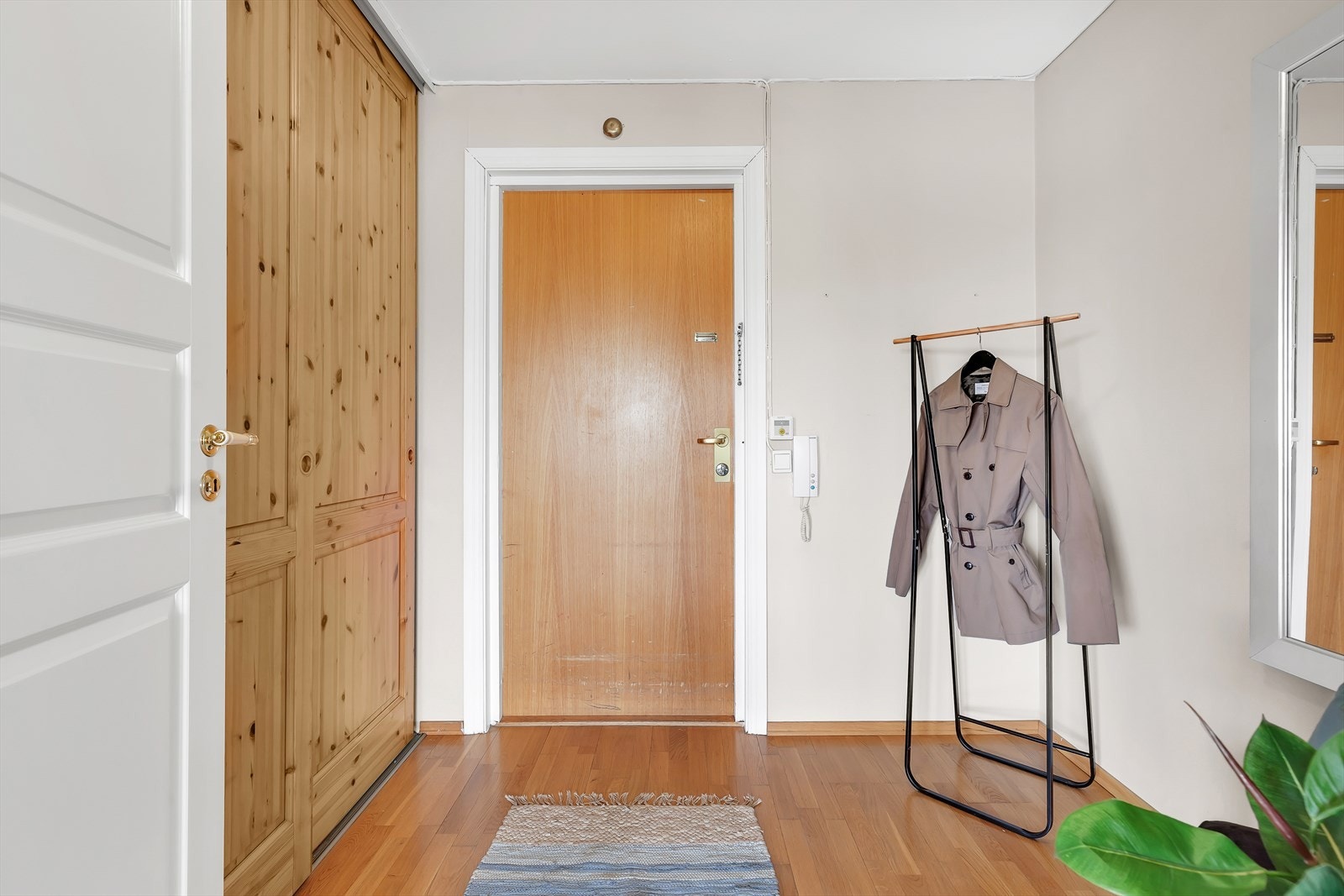 Romslig entrè med god plass til oppbevaring og plass til å sette fra seg ytterklær og sko. Galleribilde