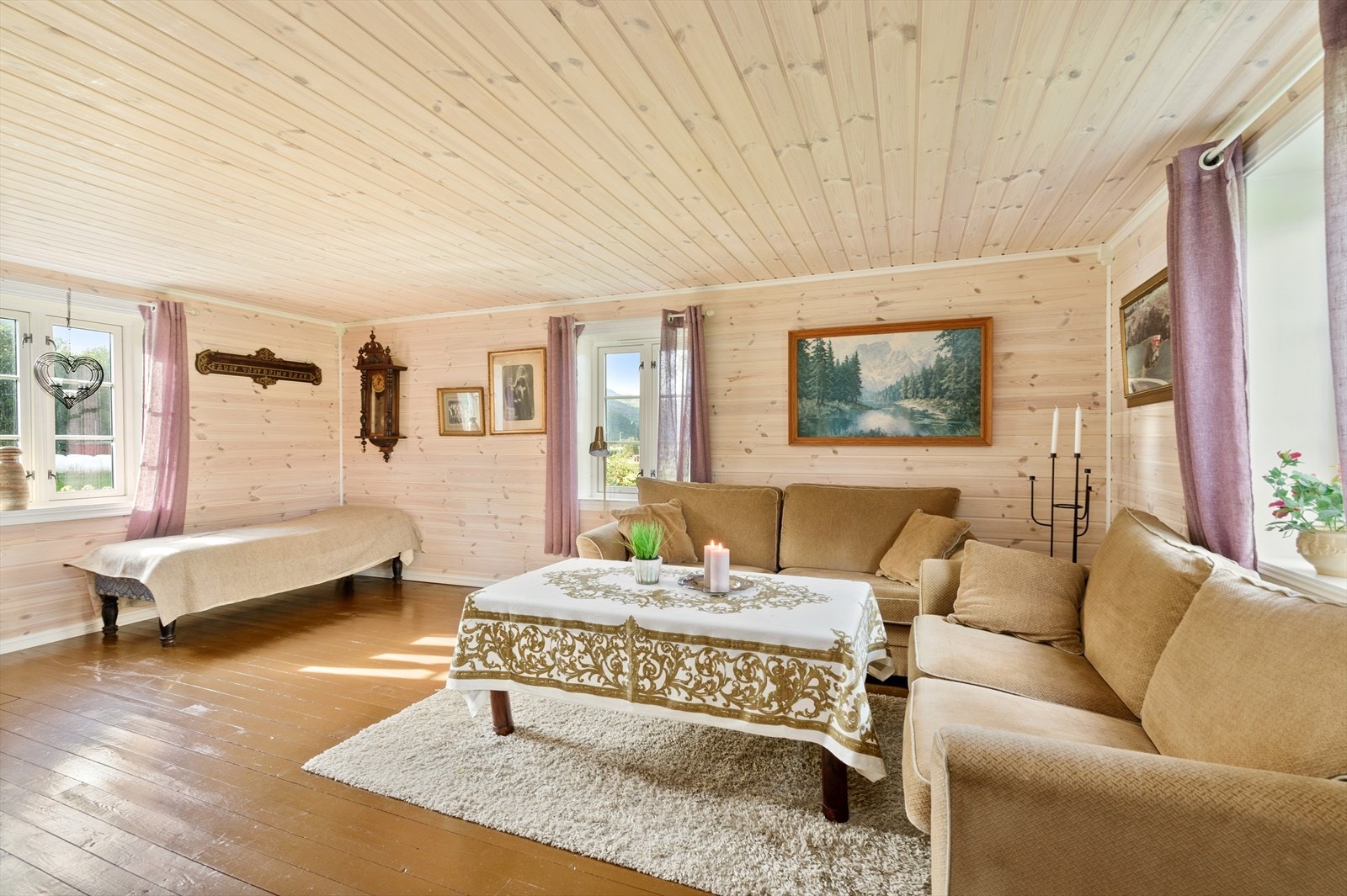 Åpen og luftig stue med godt lysinnslipp fra flere vindusflater. Galleribilde