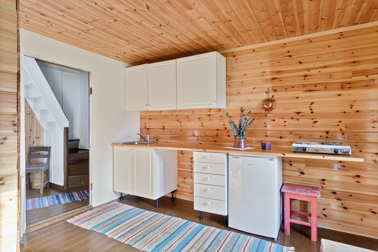 Stort kjøkkenrom delvis skjermet fra stue. Galleribilde