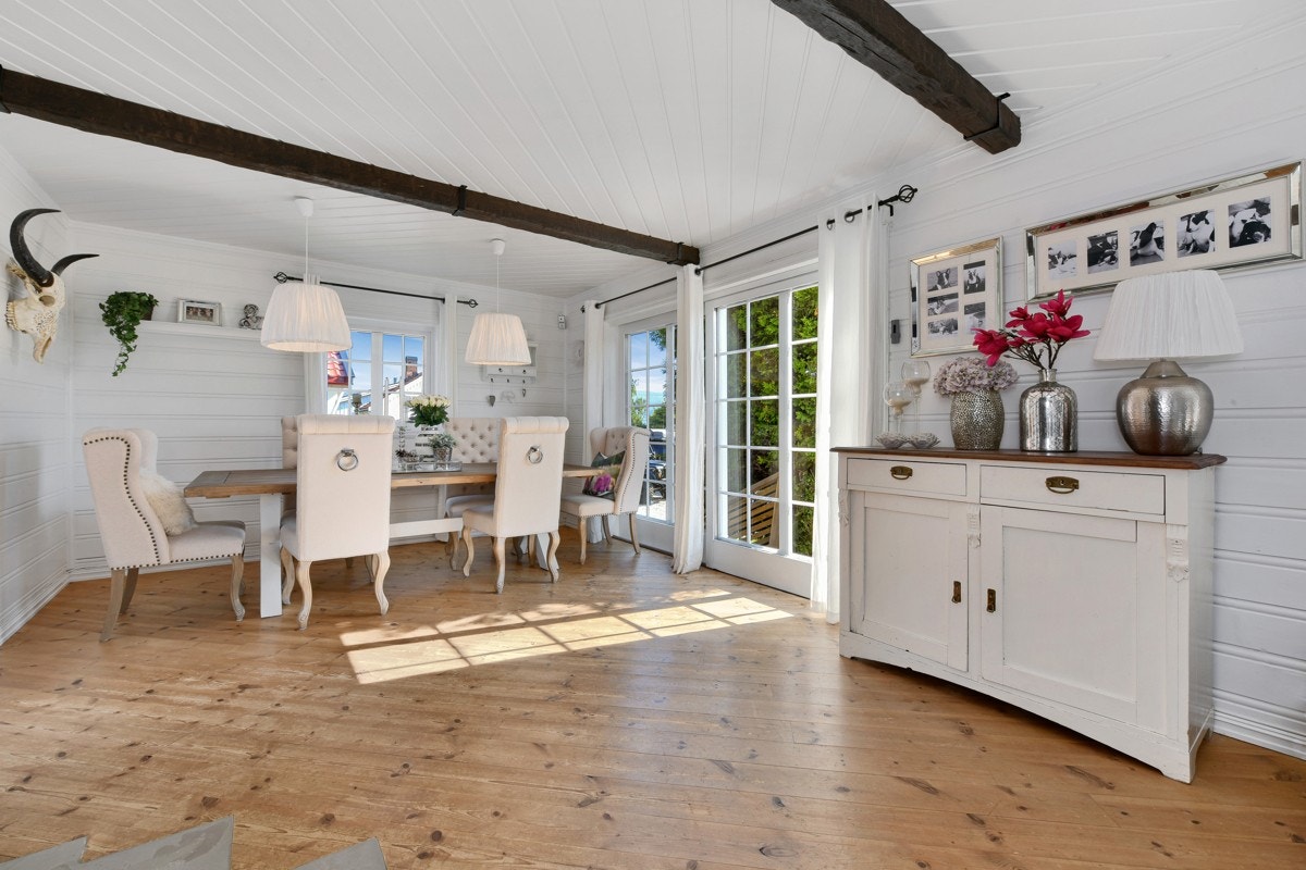 I rommet er det også god plass til sofaløsning og spisebord. Galleribilde