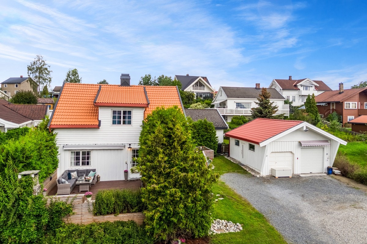 Velholdt enebolig o/3 plan med dobbelgarasje/verksted med ekstra takhøyde ? Idyllisk hage m/stabbur ? Solrike uteplasser. Galleribilde