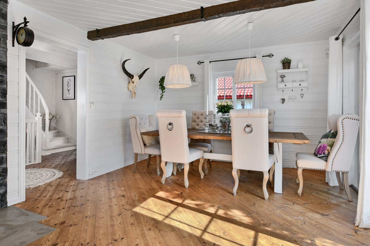 Videre har stuen gode vindusflater, hvitmalte overflater og utgang til solrik terrasse. Galleribilde