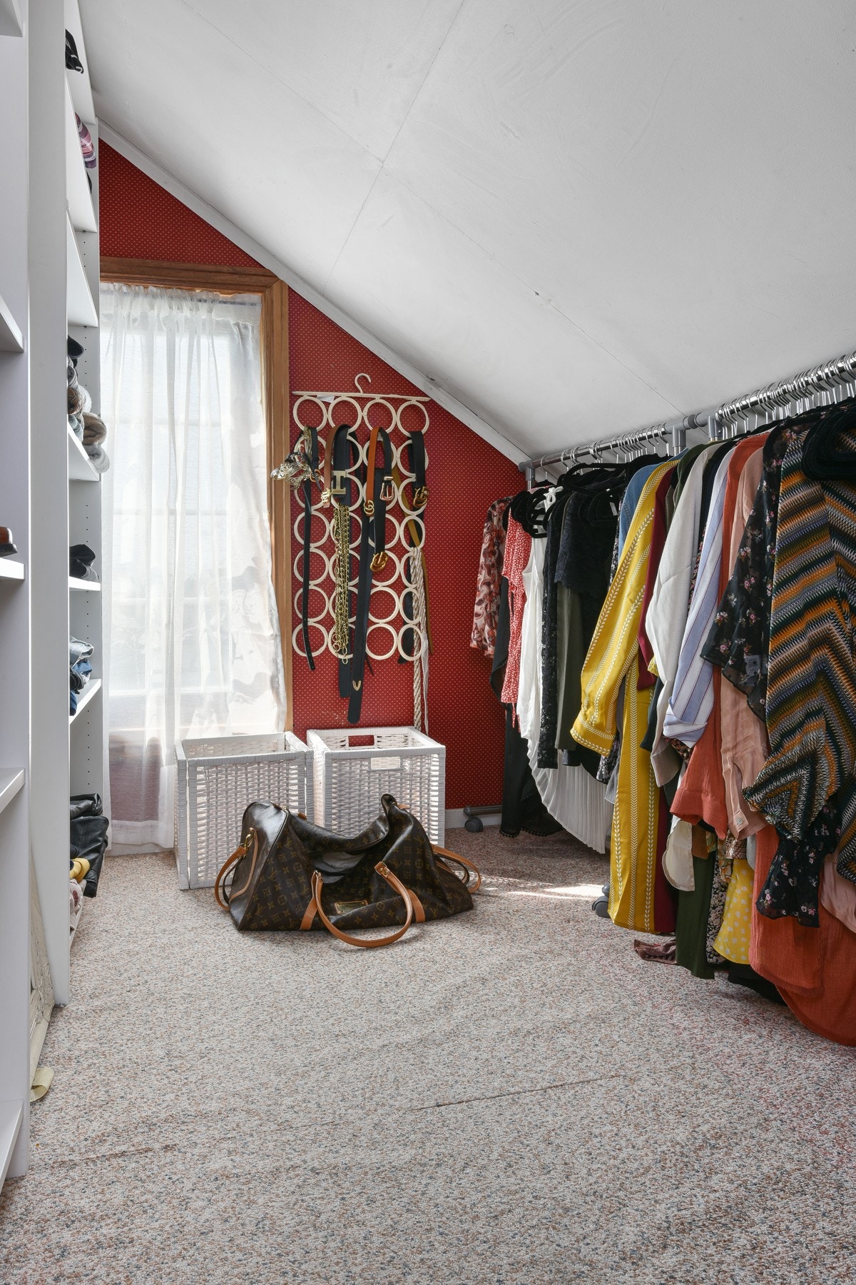 Det er tilhørende garderobeløsning i to soverom. Galleribilde