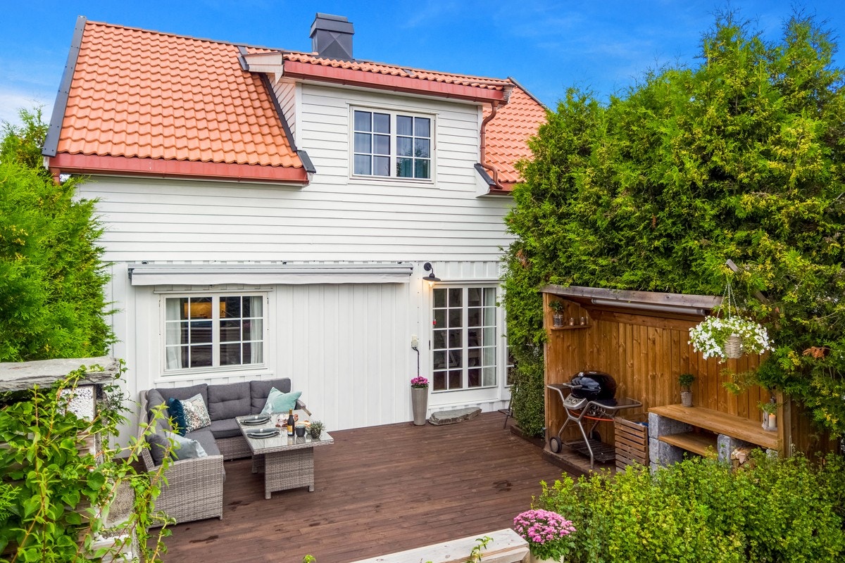 Fra stuen er det utgang til en lun terrasse på ca. 33 kvm. Galleribilde