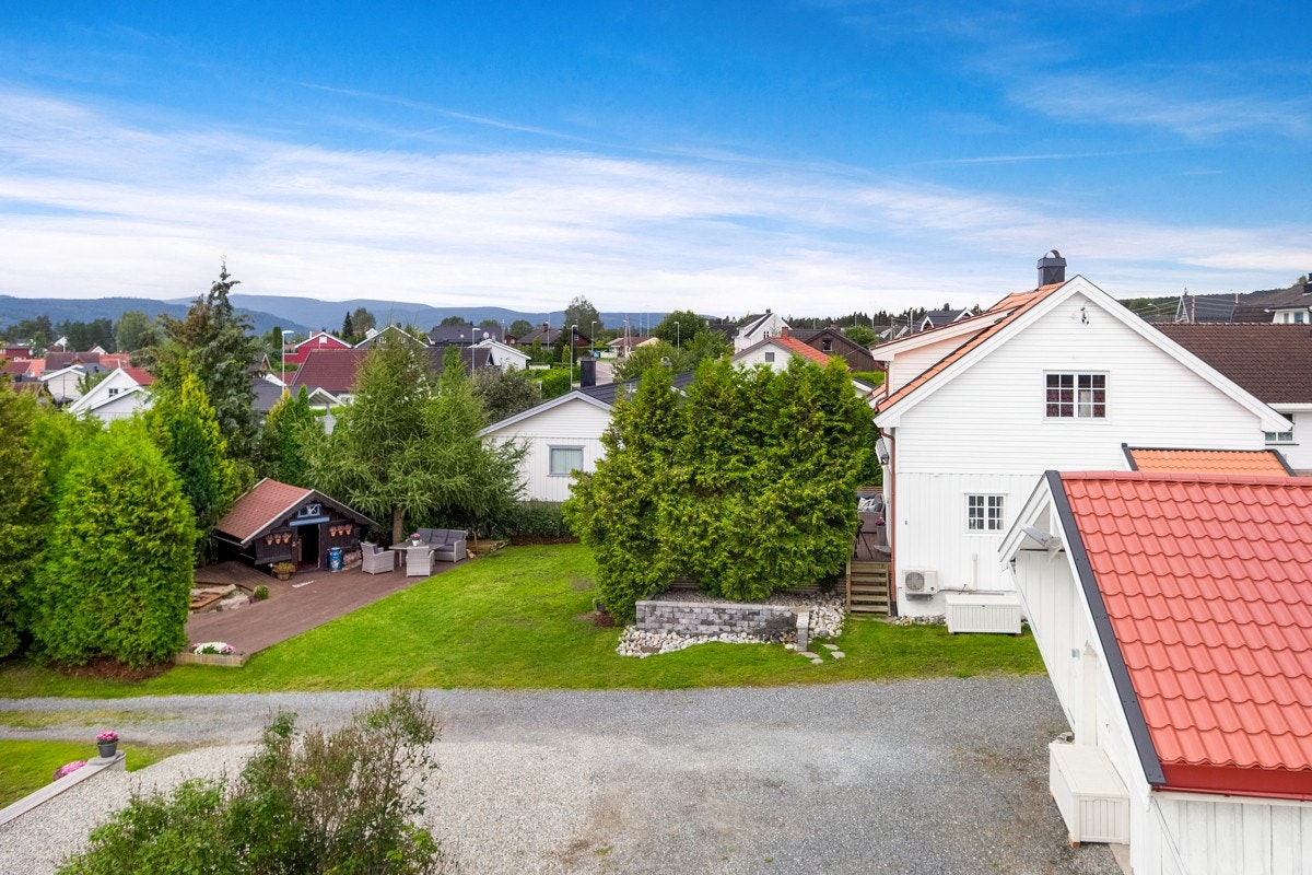 er bor du nært skog og mark, samtidig som det er gangavstand til skoler i alle trinn, barnehager og god kollektivtransport. Galleribilde