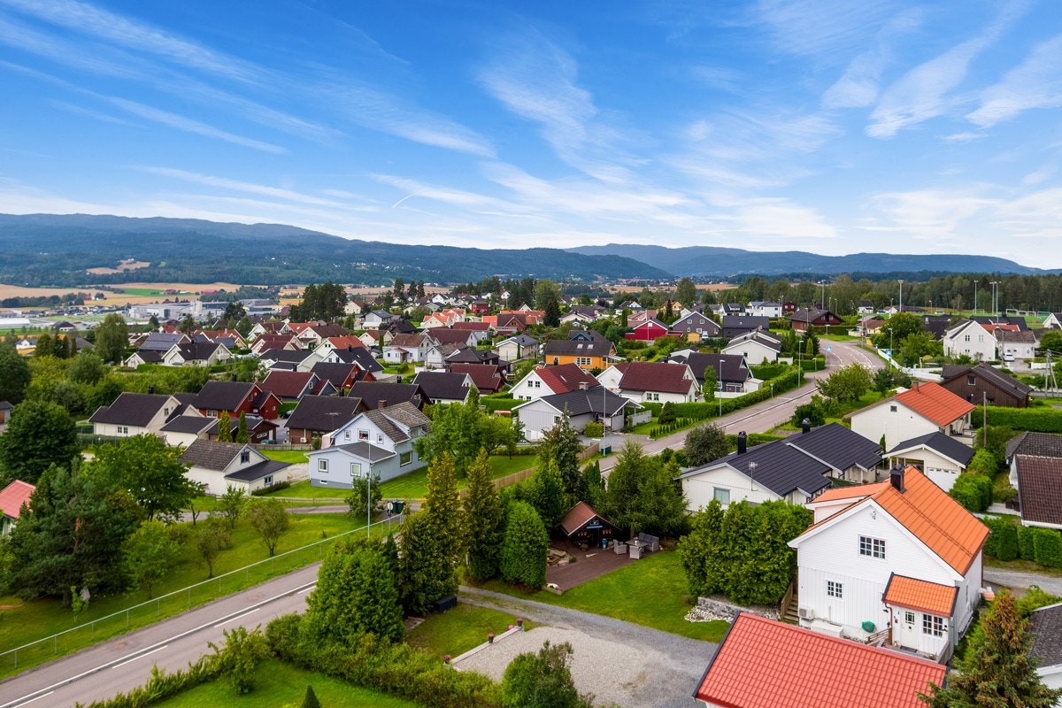 Eiendommen ligger i et attraktivt og barnevennlig område på Røren, like utenfor sentrum av Hokksund i Øvre Eiker kommune. Galleribilde