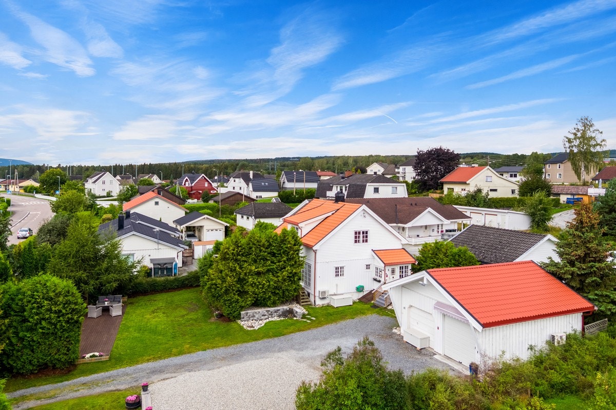 Semsmoveien 64 er en meget hyggelig, lys og velholdt enebolig over tre plan med god planløsning. Galleribilde
