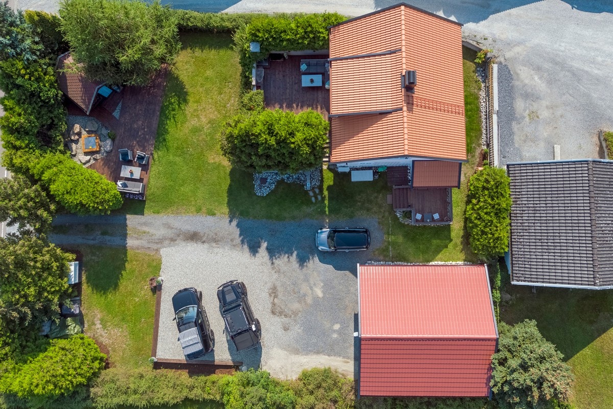 Tomten består for det meste av en idyllisk hage med blant annet plen, tujahekk, prydbusker, pyntemurer og vannfall i rullesteinbed. Galleribilde