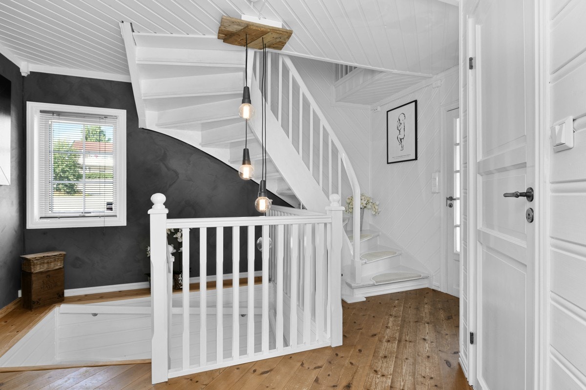 I den romslige gangen innenfor er det trappeløp til begge de andre etasjene. Galleribilde