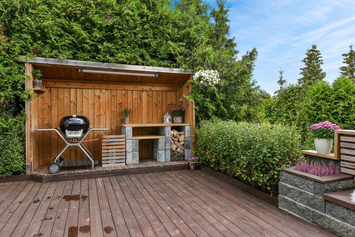 Det er også laget en overbygd grillplass med arbeidsbenk på den ene siden. Galleribilde