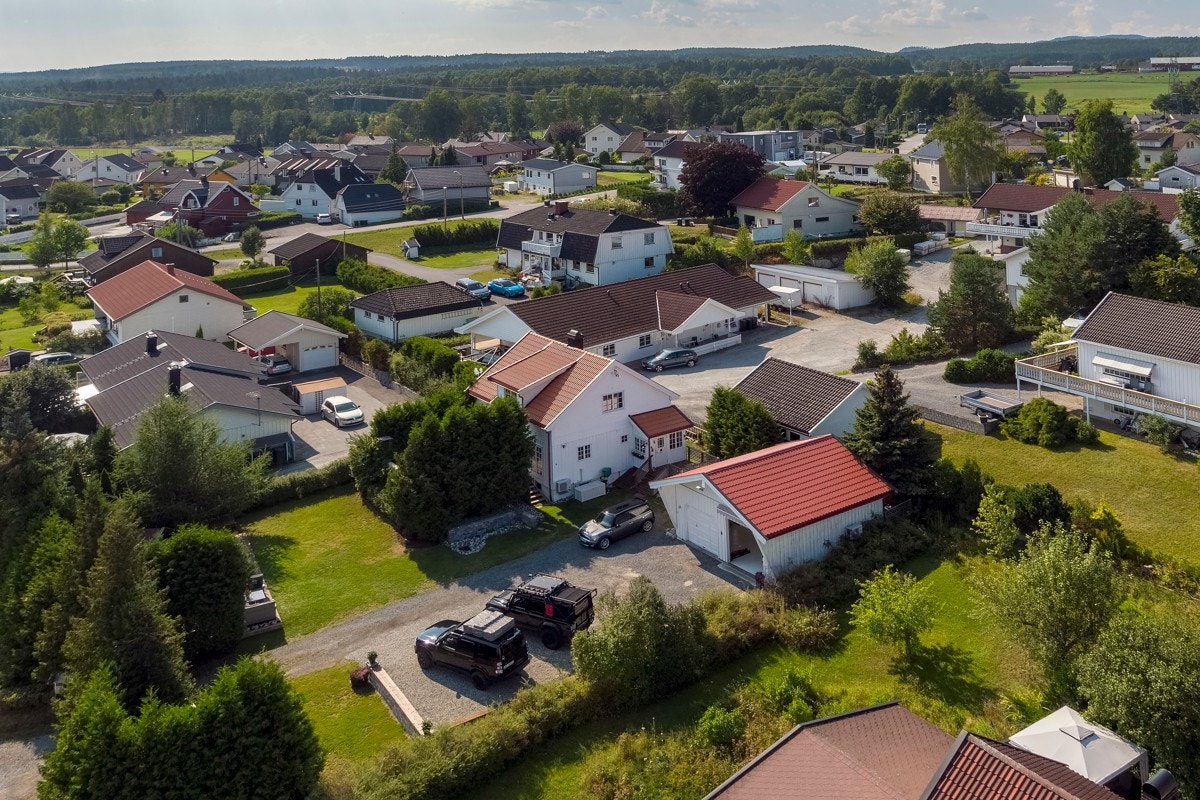 Eiendommen ligger i et attraktivt og barnevennlig område, nært flotte turområder, skoler og barnehage. Galleribilde