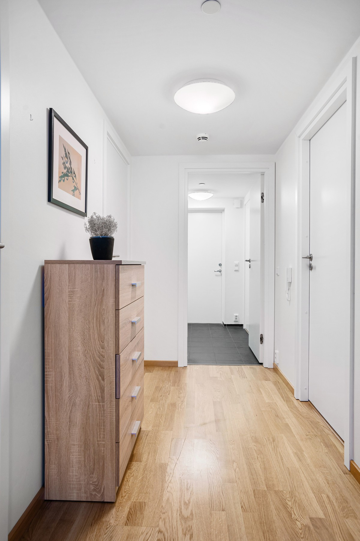 Gang med plass for oppbevaringsmøbel