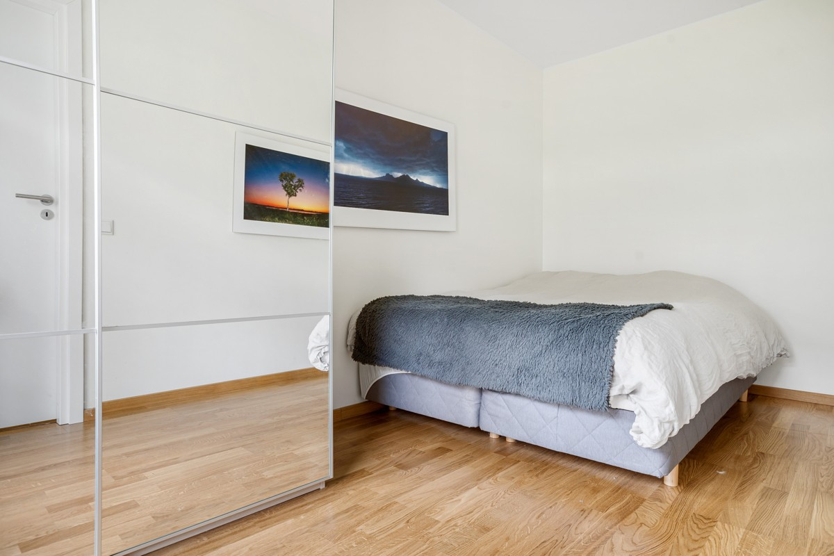 Soverom 1/1 - Meget behagelig størrelse med plass til stor seng og stort skap