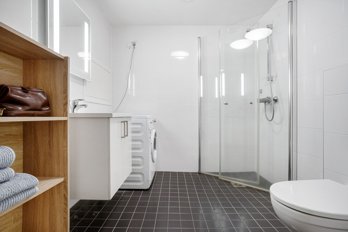 Stort bad med moderne innredning og flere lyskilder