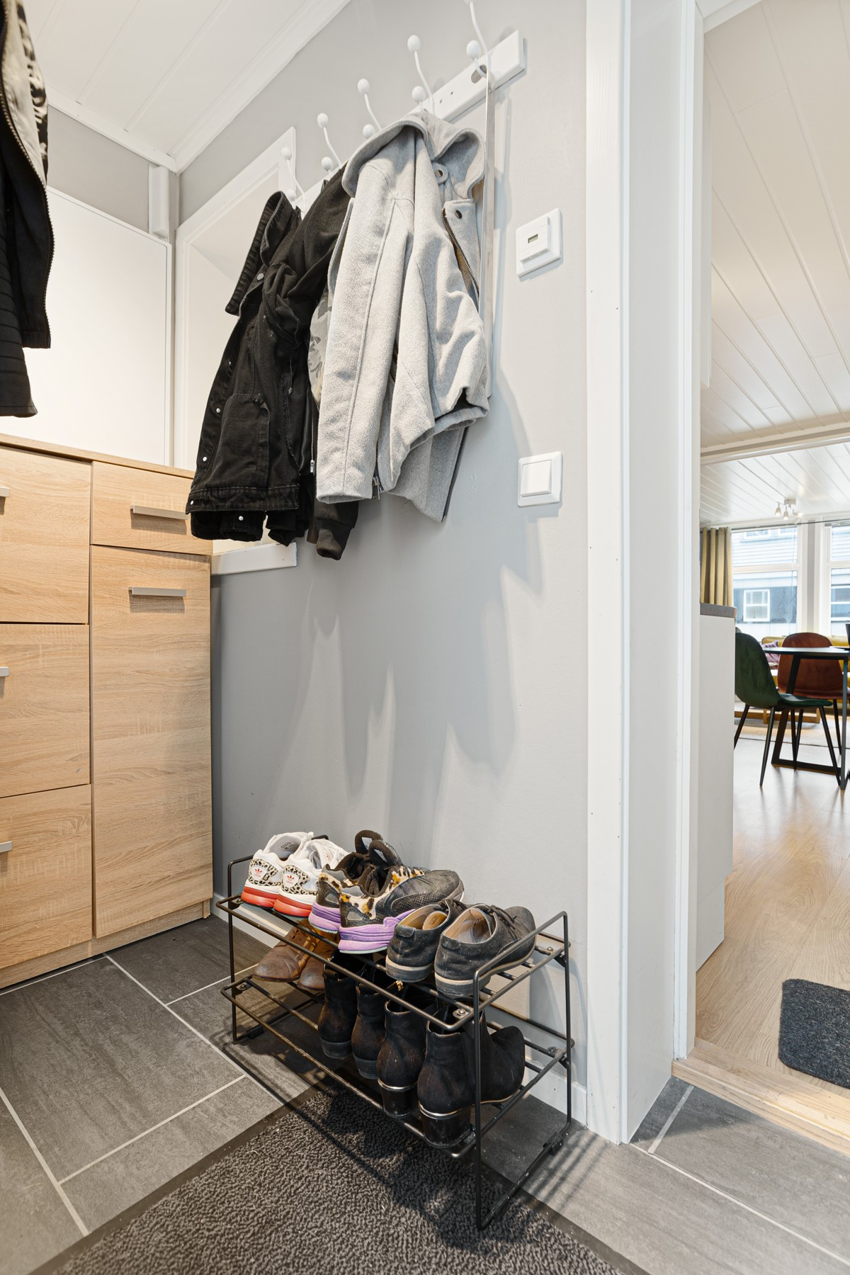 Entre med fliser og varmekabler i gulv