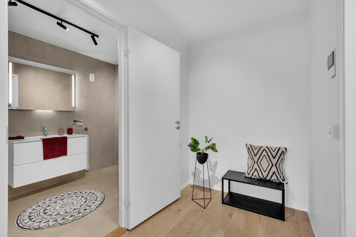 Velkommen inn! Entré/gang med plass for skostativ og oppheng til yttertøy.