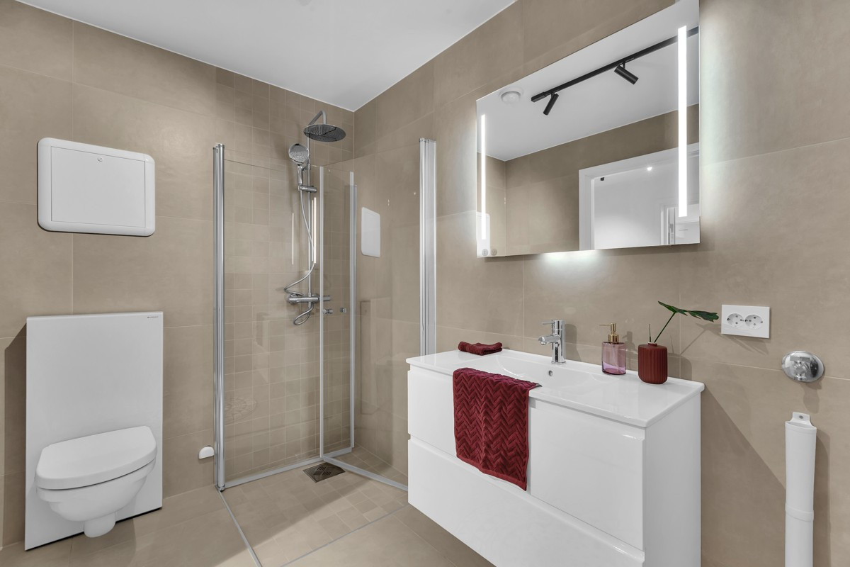 Sjeldent flott bad med store fliser, rainshower og moderne baderomsinnredning.