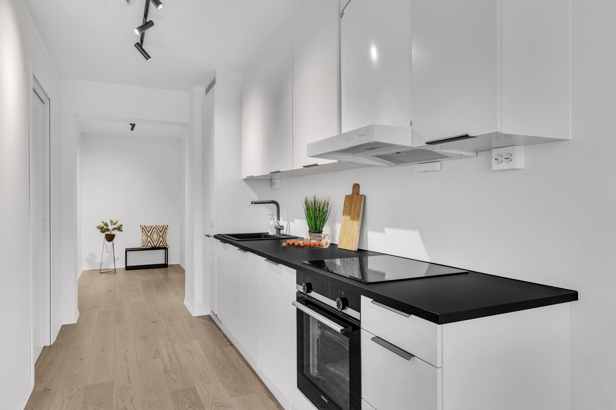 Glatte fronter og moderne detaljer på blandebatteri og vask.