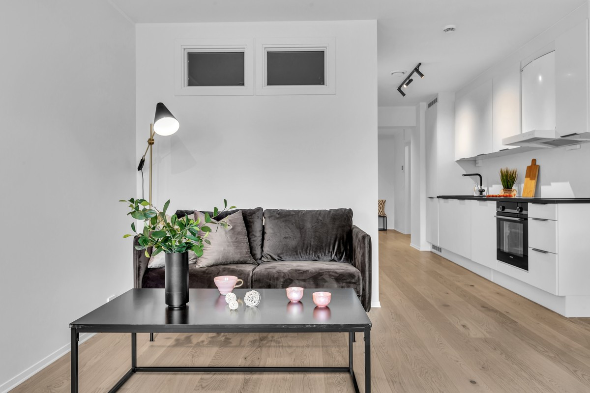 Leiligheten har stilige og moderne detaljer med svarte bl.a lysskinner i tak.