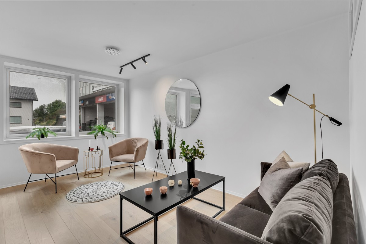 Leiligheten er utført med fokus på gode materialvalg som bl.a en-stavs lys eikeparkett, HTH kjøkken og bad med store fliser.
