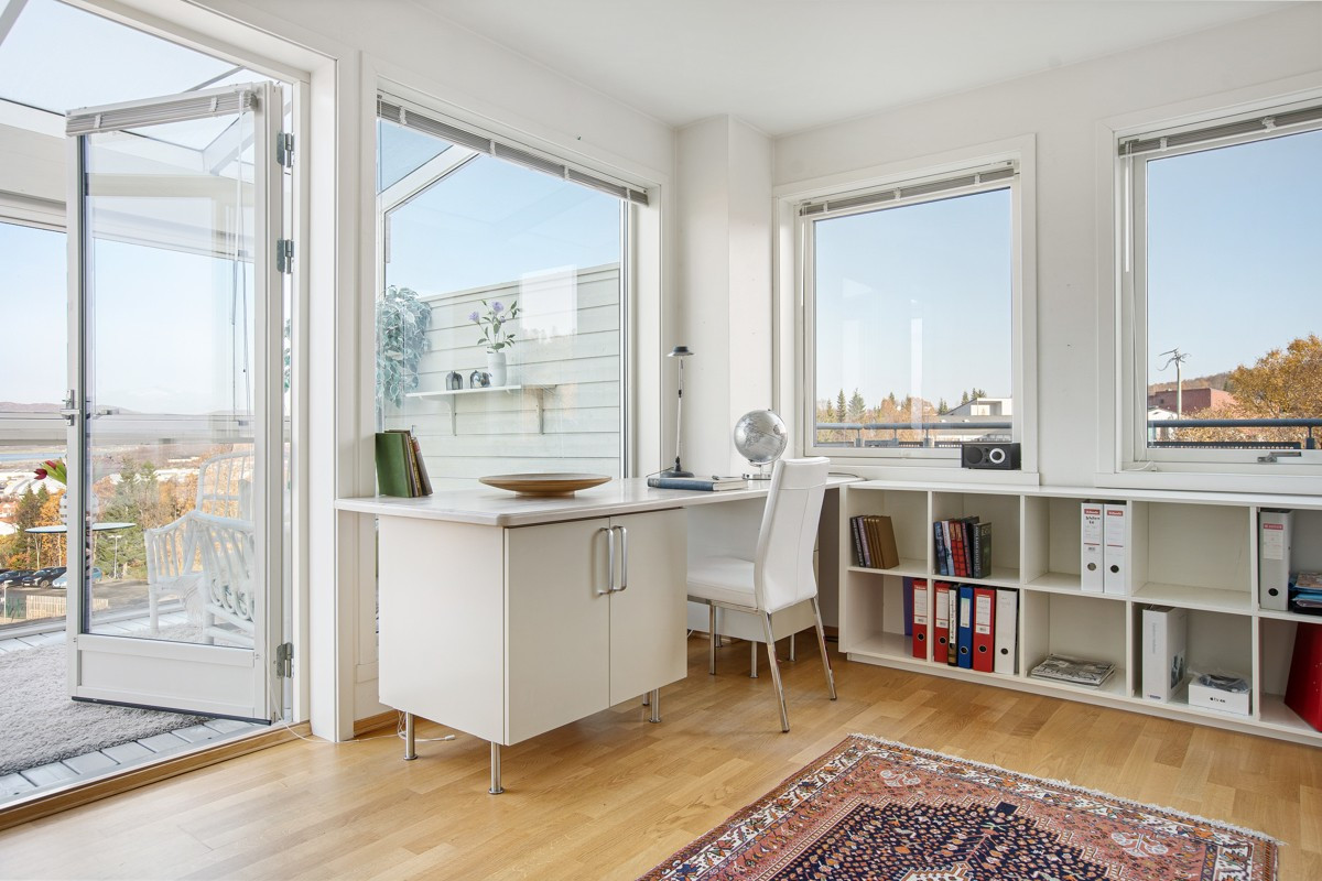 Soverom eller kontor med eget bad og utgang til terrasse