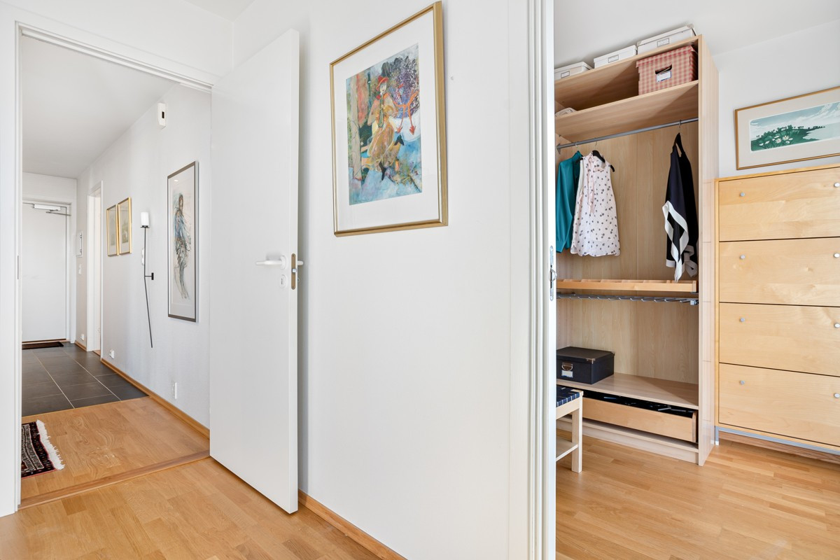 Eget walk-in closet med inngang til vaskerom