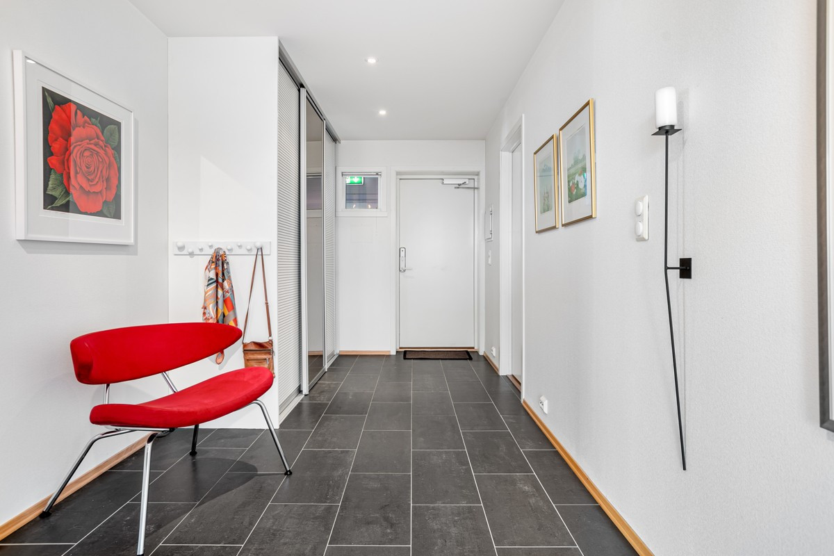 Innbydende entre med skyvedørsgarderobe