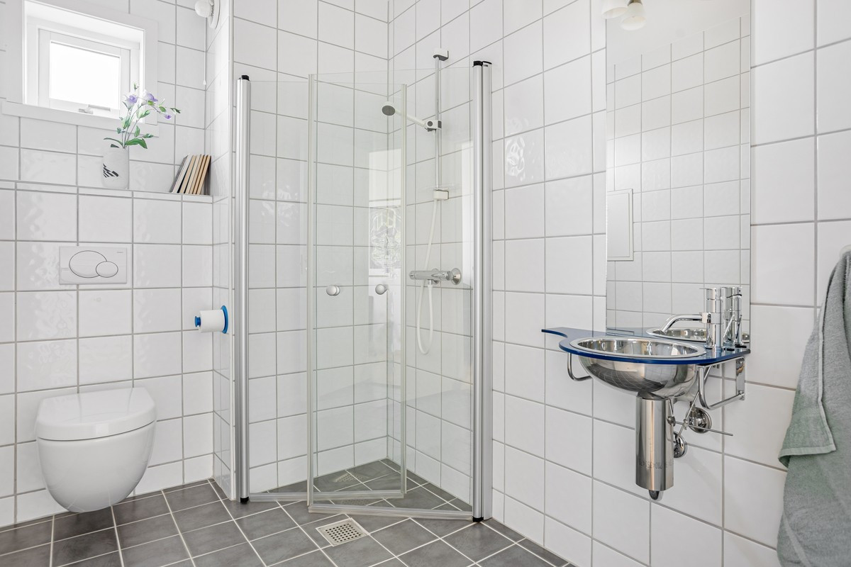 Pent bad med adkomst fra soverom/kontor