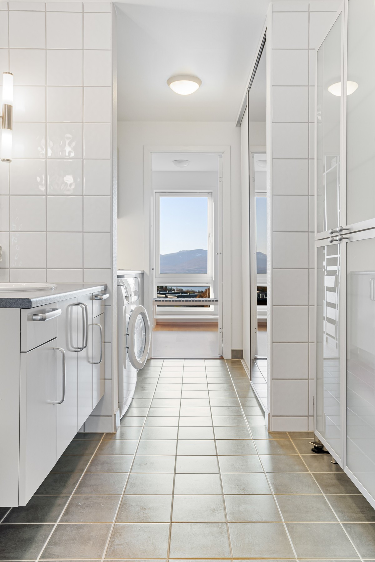 Fra walk-in closet, til vaskerom og videre til bad