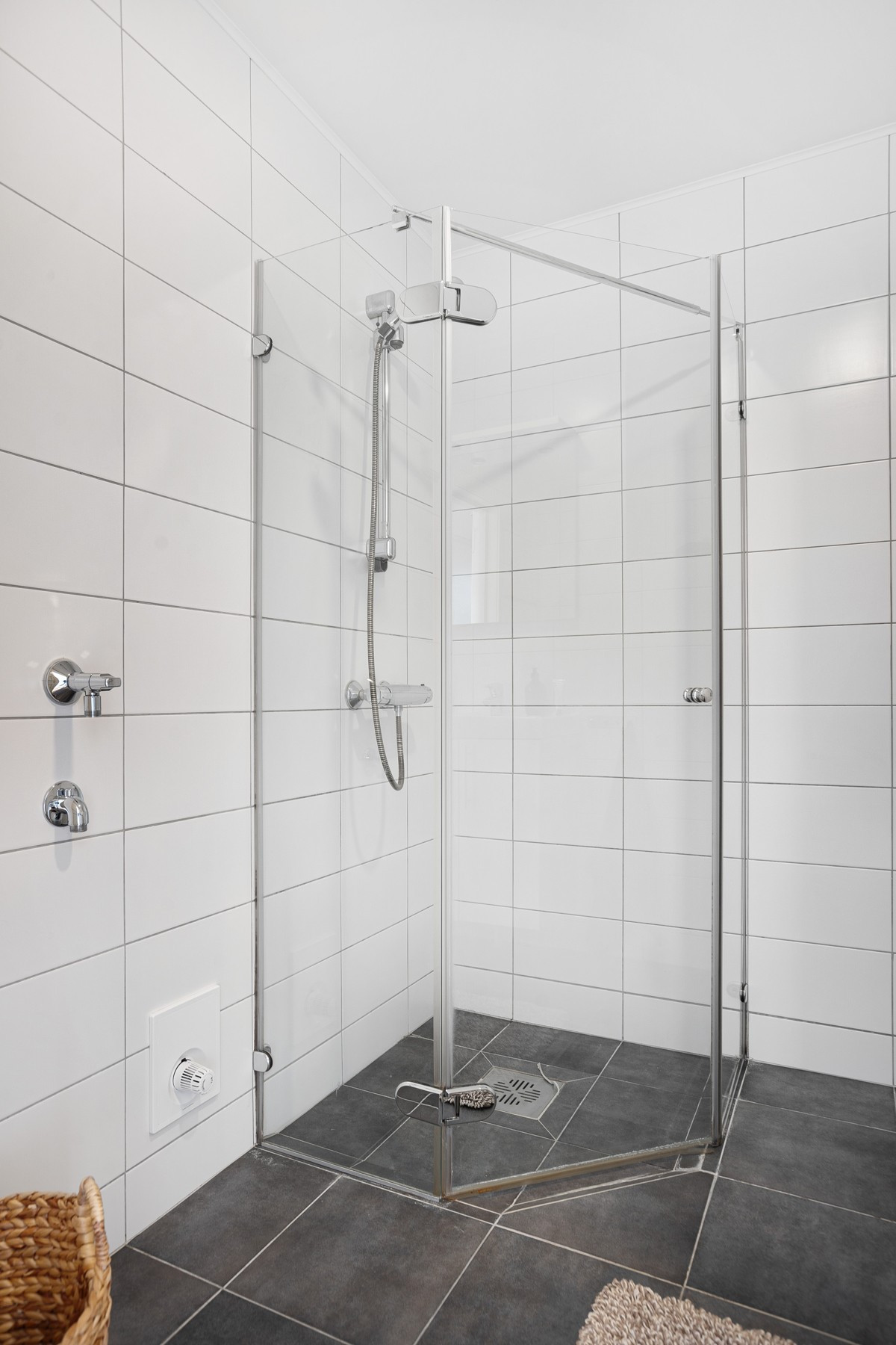 På badet er det også opplegg for vaskemaskin