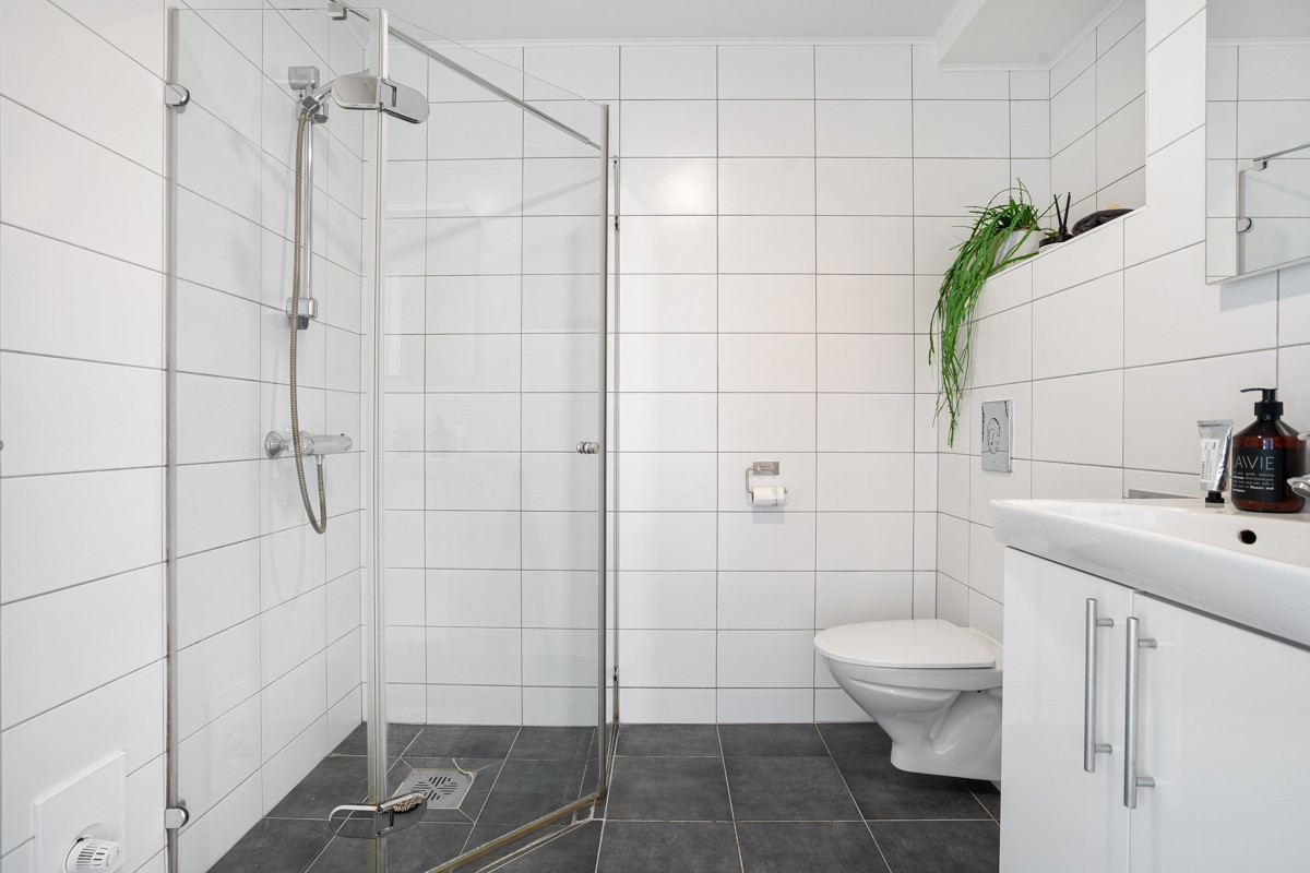 Badet er komplett flislagt med gulvvarme