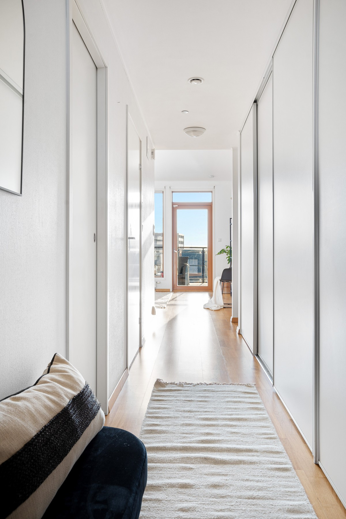 I gangen er det en praktisk skyvedørsgarderobe for oppbevaring