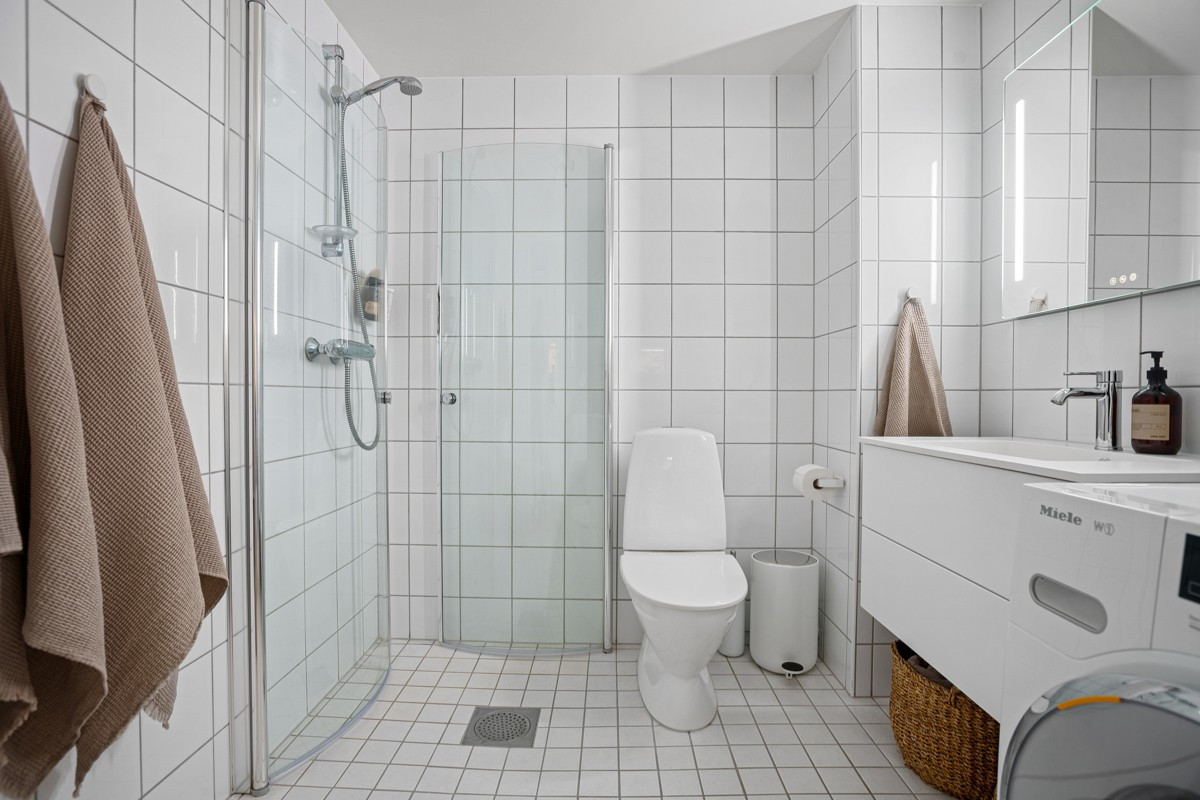 Badet er komplett flislagt med gulvvarme
