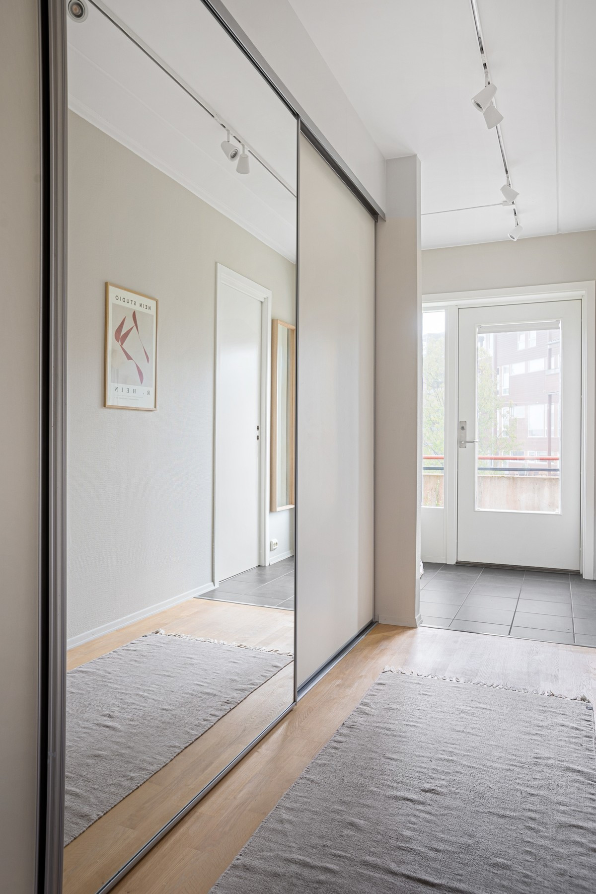 I entré/gang er det en praktisk skyvedørsgarderobe for oppbevaring