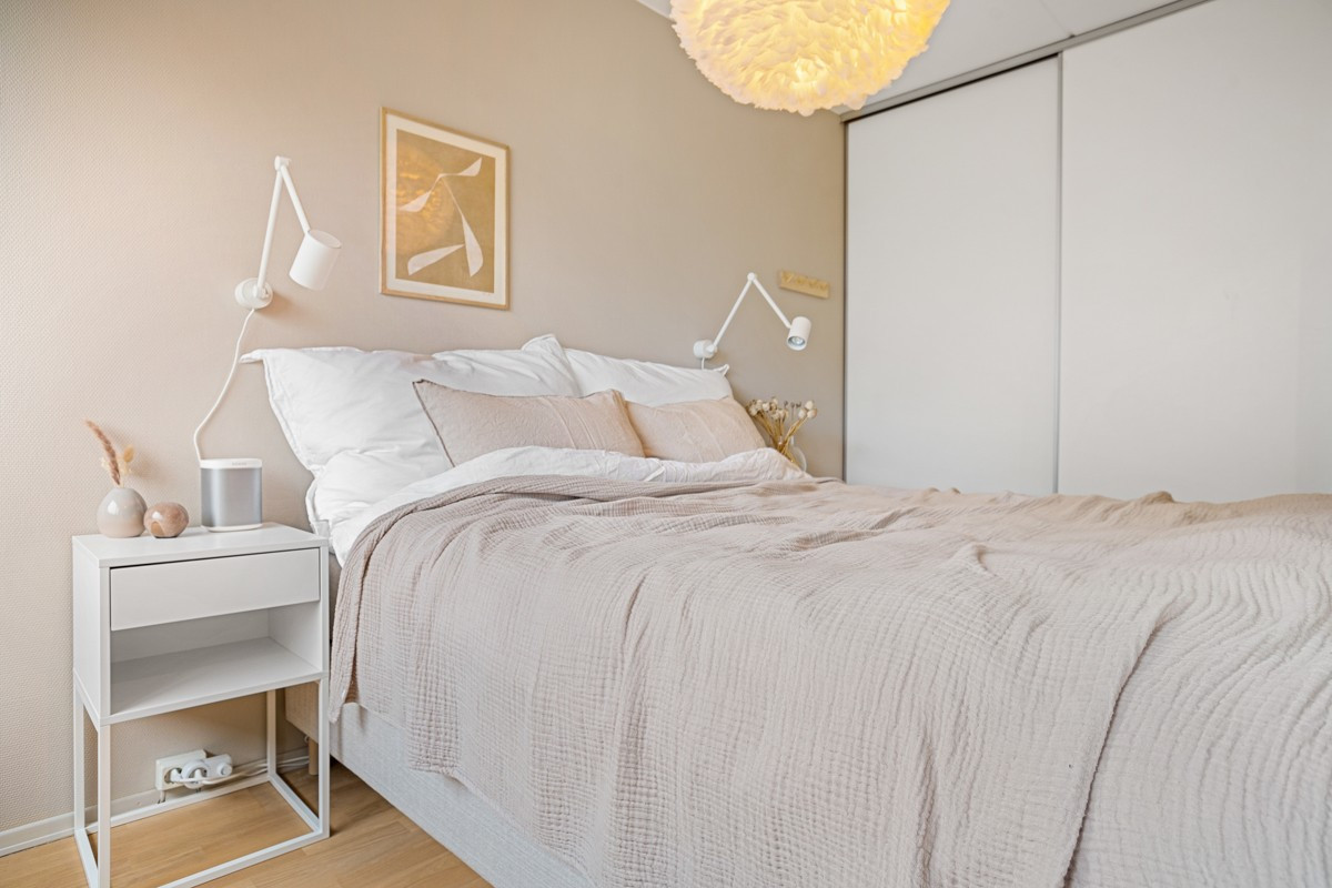 Her finner du også en praktisk skyvedørsgarderobe