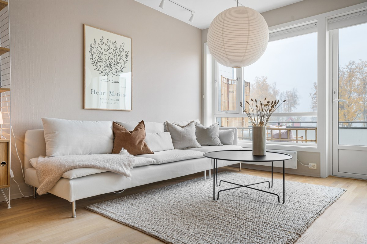 Her er det plass til stor sofa
