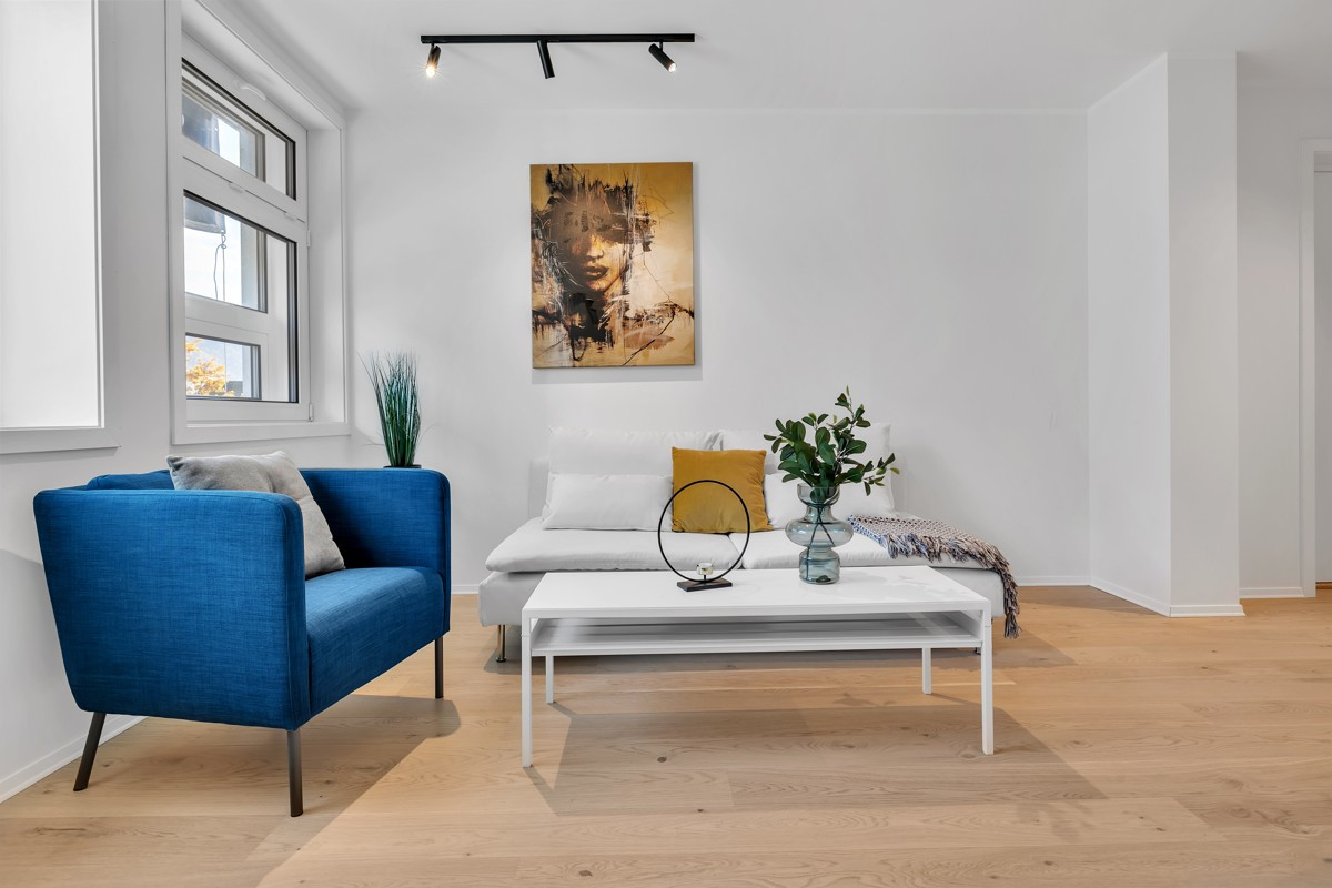 Leiligheten har stilige og moderne detaljer med svarte bl.a lysskinner i tak.