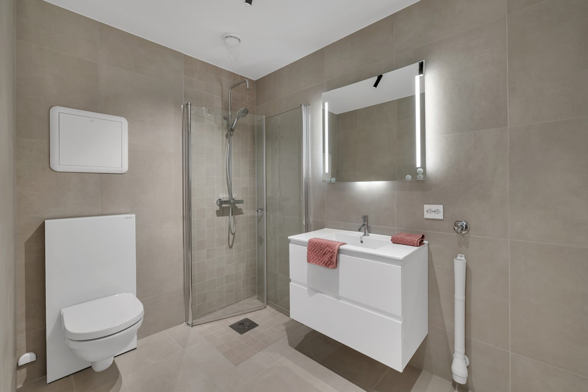 Sjeldent flott bad med store fliser, rainshower og moderne baderomsinnredning.