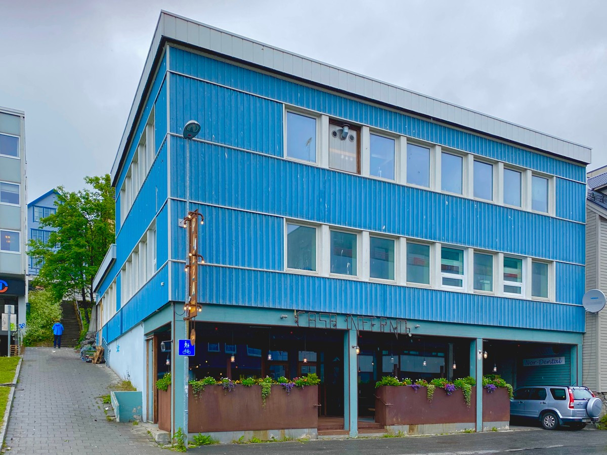 Børseth-gården som leiligheten ligger i huser for øvrig den populære pizzarestauranten i 1. etasje.