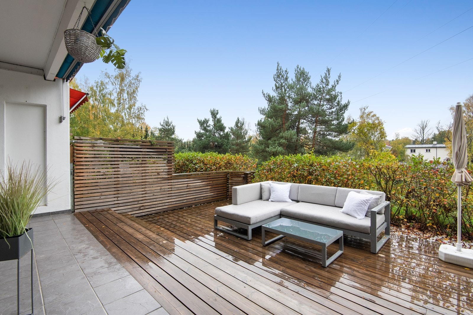 På markterrassen er det god plass til utemøblement og grill. Galleribilde